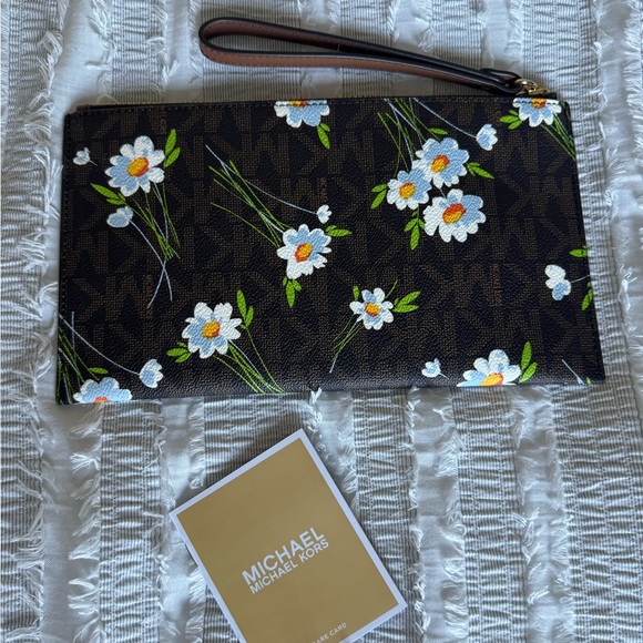 Brand new Michael Kors clutch - Picture 2 of 3